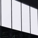 Fenster-Markise in Reih und Glied fotografiert