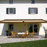 Holzpergola mit heller Tuchabdeckung für die Terrasse