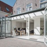 Glasfront Richtung Garten geöffnet. Lichteinstrahlung in den Wohnraum