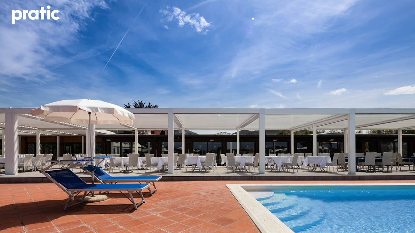 Gastgarten an Pool der Extraklasse mit Bioklimatischer Funktion von Pratic